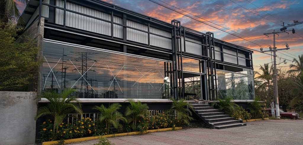 Fachada de cristal templado en agencia de autos